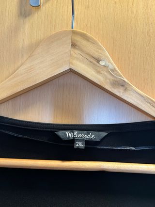 Vestido negro cruzado drapeado