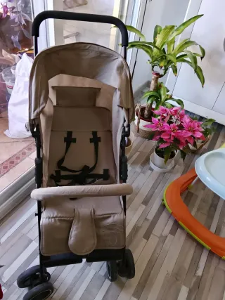 Silla de paseo ligera color beige