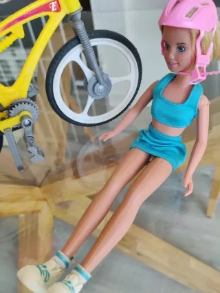 Muñeca y Bicicleta Amarilla