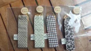 Conjunto 2 neceseres y 6 llaveros tela