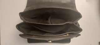 Bolso negro acolchado con cadena dorada