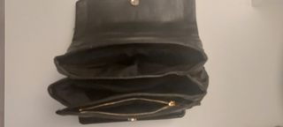 Bolso negro acolchado con cadena dorada