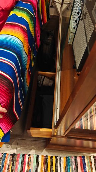 Vitrina de madera y cristal