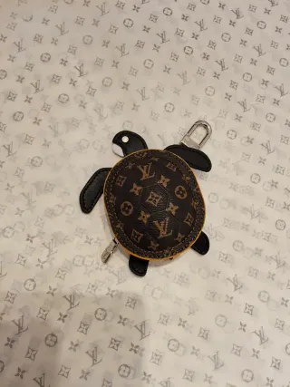 Louis Vuitton Tortuga Llavero Marrón/Negro