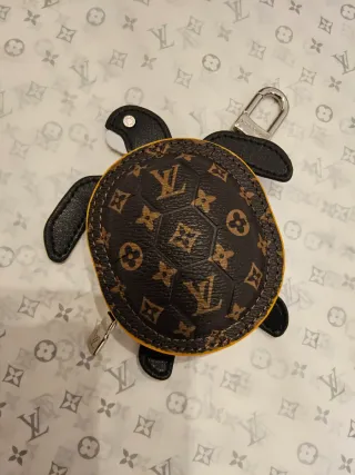 Louis Vuitton Tortuga Llavero Marrón/Negro