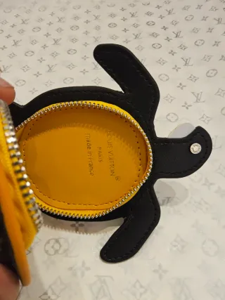 Louis Vuitton Tortuga Llavero Marrón/Negro