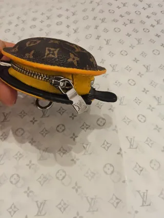 Louis Vuitton Tortuga Llavero Marrón/Negro