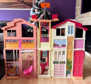 Casa de Barbie con piscina y accesorios