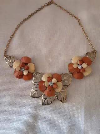Collar dorado con flores naranjas