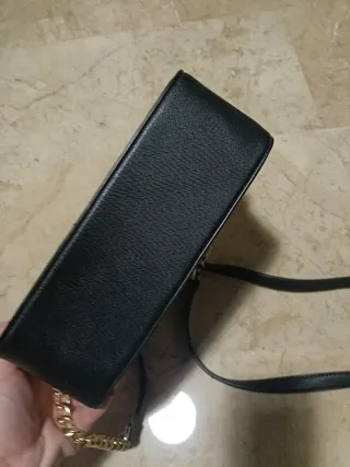 Borsetta a tracolla nera con catenella dorata