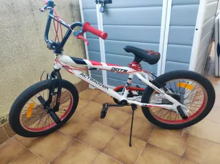 Bicicleta BMX con reposapiés y manillar giratorio