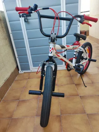 Bicicleta BMX con reposapiés y manillar giratorio