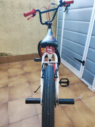 Bicicleta BMX con reposapiés y manillar giratorio