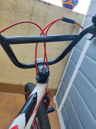 Bicicleta BMX con reposapiés y manillar giratorio