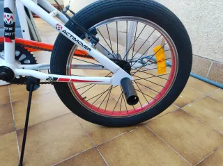 Bicicleta BMX con reposapiés y manillar giratorio
