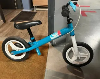 Bicicleta de equilibrio azul