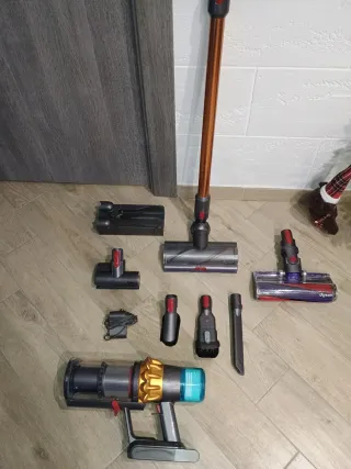 Dyson V15 completo di accessori