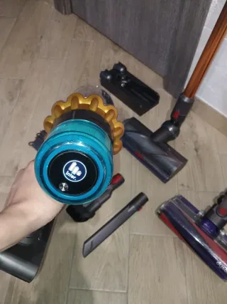 Dyson V15 completo di accessori