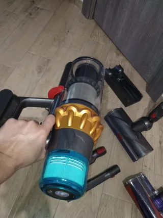 Dyson V15 completo di accessori