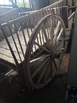 Carro antiguo de madera y ruedas de lopg