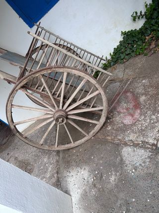 Carro antiguo de madera y ruedas de lopg