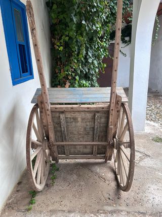 Carro antiguo de madera y ruedas de lopg