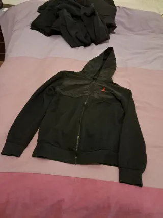 Chándal Jordan Negro con Logo Rojo