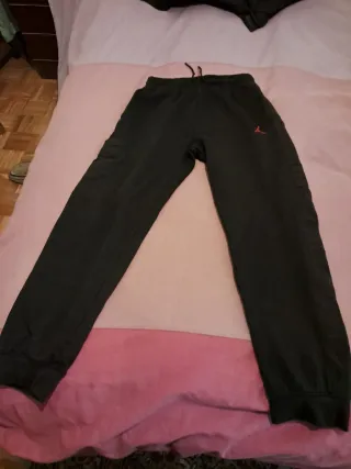 Chándal Jordan Negro con Logo Rojo