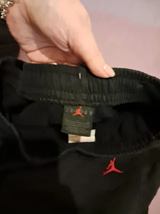 Chándal Jordan Negro con Logo Rojo