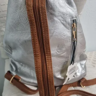 Mochila plata y camel polipiel nueva