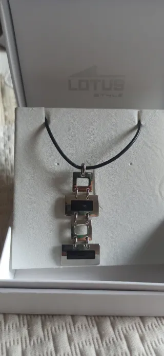 Colgante Lotus Plata y Negro Sin Estrenar