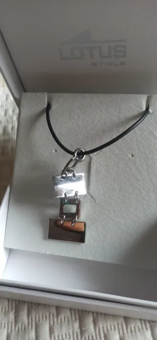 Colgante Lotus Plata y Negro Sin Estrenar