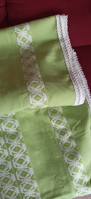 Colcha verde y blanca