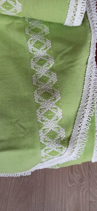 Colcha verde y blanca