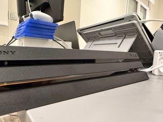 PS4 Pro 1TB + 2 Mandos + 5 Juegos