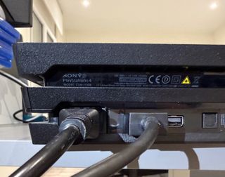 PS4 Pro 1TB + 2 Mandos + 5 Juegos