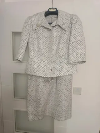 Vestido de fiesta con cinturón y chaqueta