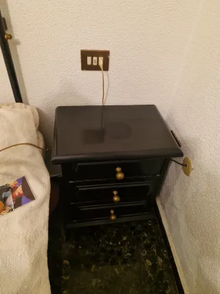 2 Mesitas de noche vintage negra con detalles dora