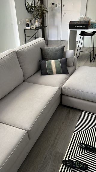 Sofá modular beige con otomana