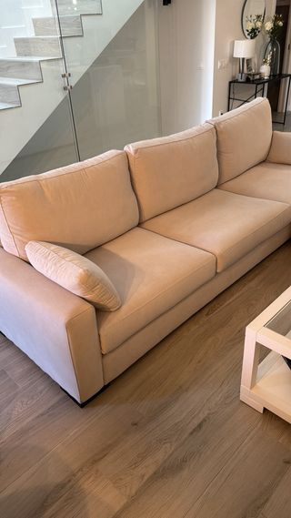 Sofá modular beige con otomana