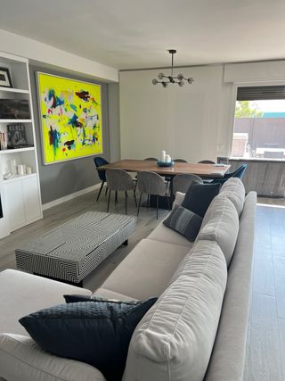 Sofá modular beige con otomana