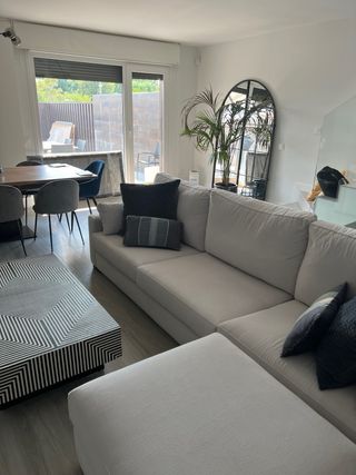 Sofá modular beige con otomana