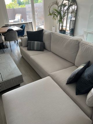 Sofá modular beige con otomana