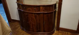 Mueble recibidor de madera con espejo