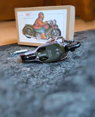 Moto di lamiera vintage