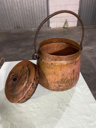 Pentola in rame antica con manico