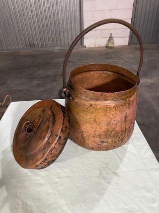 Pentola in rame antica con manico