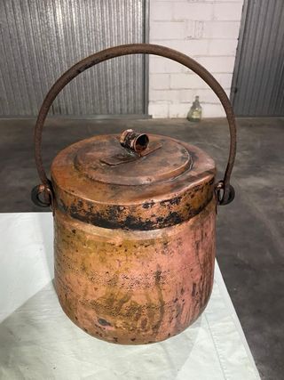 Pentola in rame antica con manico