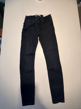 Pantalón pitillo Zara negro talla 36