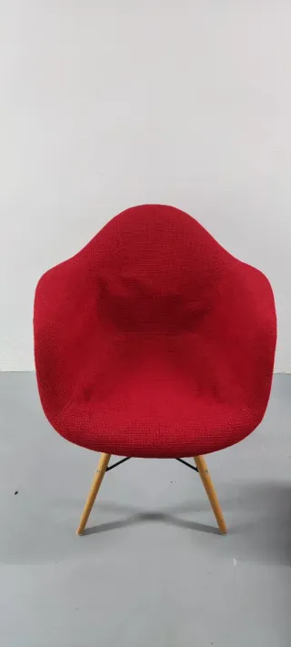 Dos sillas rojas con reposabrazos, precio ambas